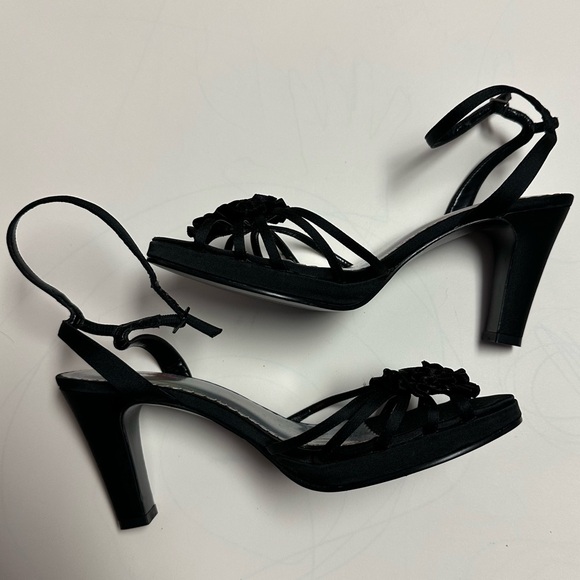 Vintage Rosette Black Heel - Picture 8 of 11